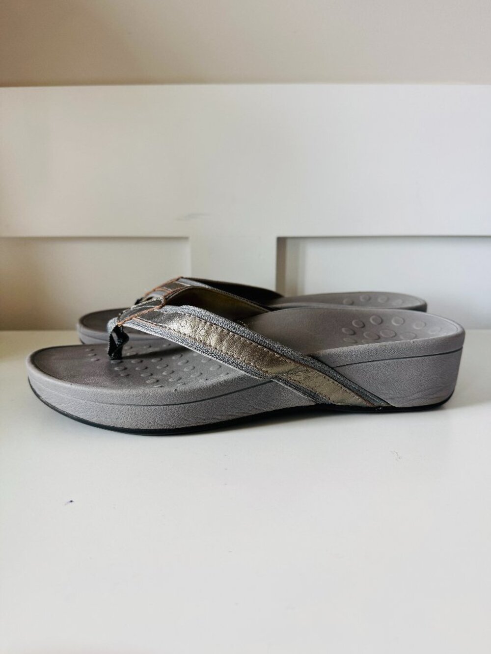 Vionic High Tide Gray Flip Flop Wedge Sandals Womens 10 TVW4895